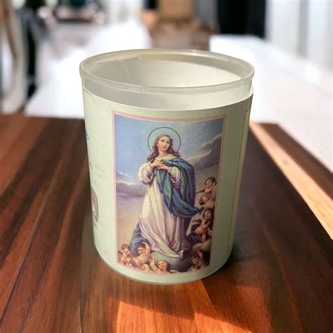 Altar doméstico con vela votiva de la Virgen de Fátima y oraciones