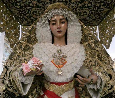 Imagen de la Virgen de la Divina Gracia procesionando bajo palio