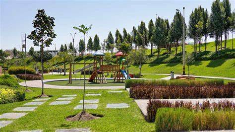Foto de la zona comercial y áreas verdes cerca de La Maquinista