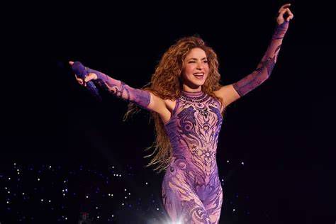Shakira en el escenario y hospital cercano