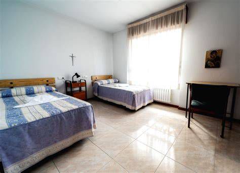 Casa de Espiritualidad Latores, fachada y jardín