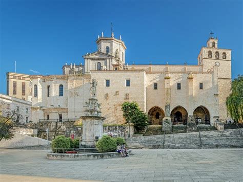 Vista exterior de la Catedral de Santander destacando el estilo gótico sencillo