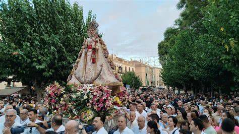 Romería de la Virgen de la Fuensanta con lluvias de pétalos