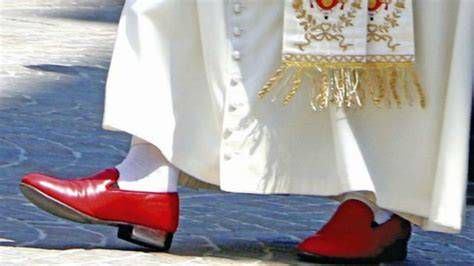 mocasines rojos del Papa