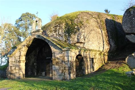 Fotografía de una iglesia rural gallega con cementerio alrededor