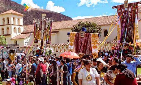 Celebración de la Fiesta de la Cruz en Berrocal con las dos cruces enfrentadas