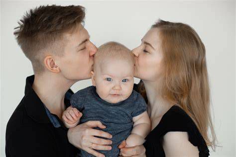 pareja de padres sonriendo con sus hijos