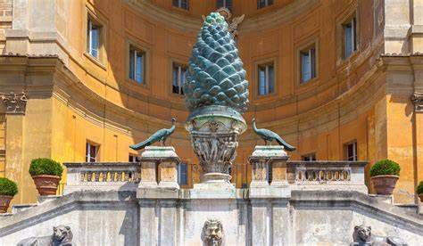 Escultura de la Piña de bronce, símbolo central del Patio