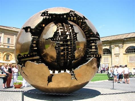 Esfera con Esfera de Arnaldo Pomodoro en el Patio de la Piña