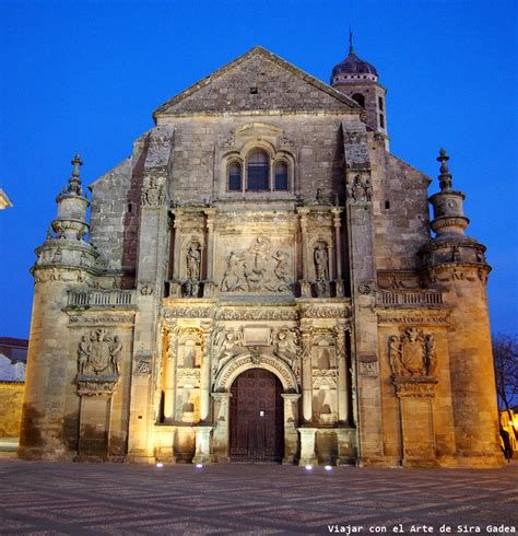Portada principal de la Sacra Capilla del Salvador de Úbeda iluminada de noche
