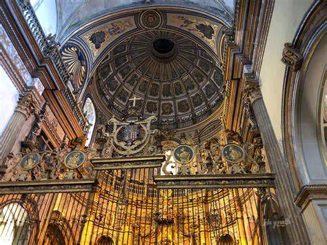 Interior: reja de Villalpando y rotonda de la Sacra Capilla