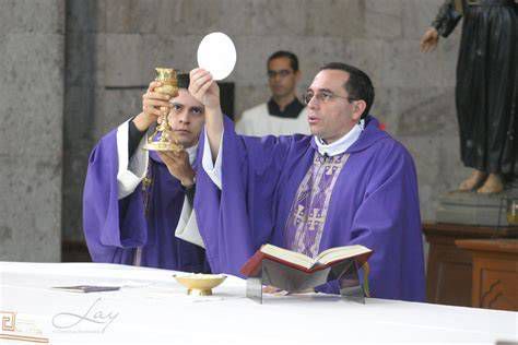 Imagen del sacerdote consagrando la Eucaristía en el altar