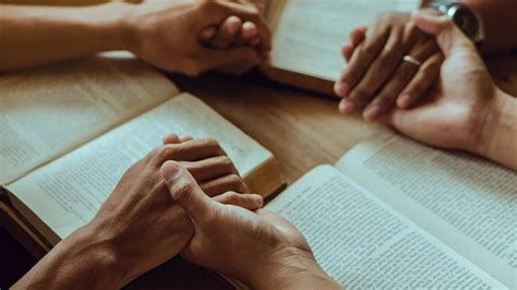Representación del Misterio Eucarístico y la comunidad reunida en oración