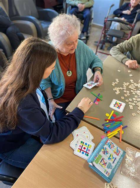 Fotografía temática: alumnos participando en actividades intergeneracionales