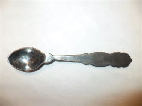 detalle de punzones en cucharita de plata victoriana