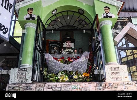 Capilla de Jesús Malverde en Culiacán - altar y ofrendas