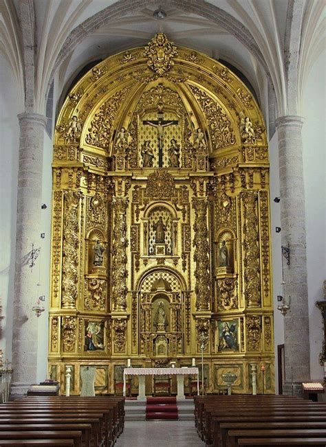 Interior de iglesia barroca con retablo dorado y juegos de luz