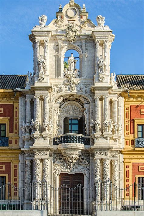 Fachada barroca con columnas salomónicas y retablo exterior