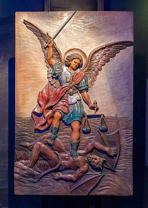 Representación artística del Arcángel Miguel luchando contra Satanás