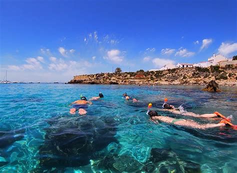 Foto de bautismo de buceo en Tabarca con instructor y grupo en la superficie