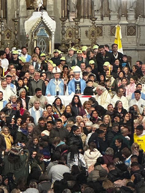 Peregrinación a santuario mariano bajo el manto de la Virgen