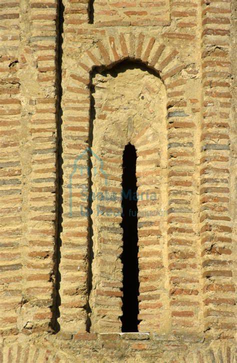 detalle del ábside románico-mudéjar en ladrillo
