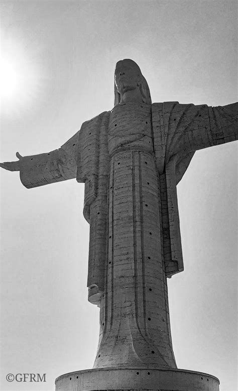 Detalle de las manos y dedos del Cristo de la Concordia