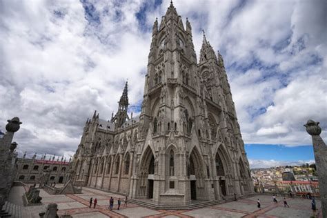 Vista aérea de la Basílica del Voto Nacional en Quito