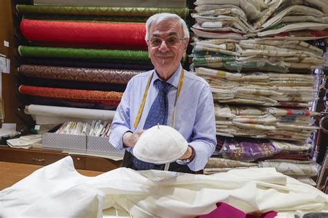 taller de sastrería eclesiástica con albas y bordados