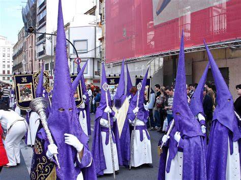 nazarenos con capirotes y faroles en procesión