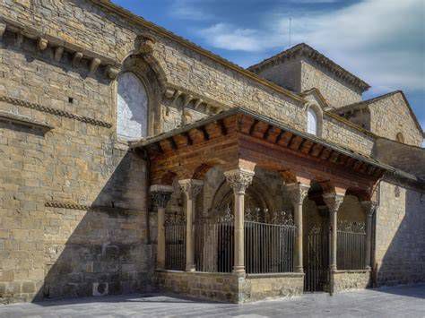 Vista exterior de la Catedral de Jaca con sus lonjas de entrada
