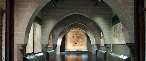 Interior del Museo Diocesano de Jaca con frescos y esculturas románicas