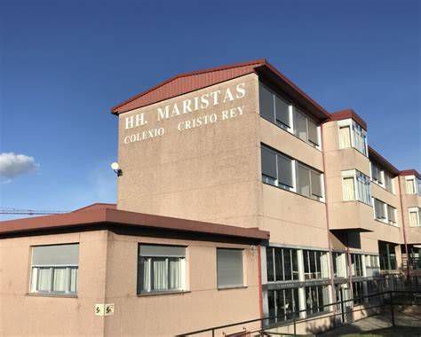 Fachada histórica y polideportivo del Colegio Marista Cristo Rey