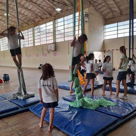 Alumnos en actividades deportivas y movimiento MarCha