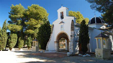 Ermita del Santísimo Cristo vista desde el sendero con la cúpula y espadaña