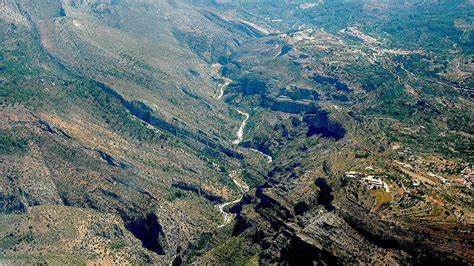 Paisaje del barranco del Infern y canteras cerca de la senda