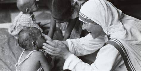 Foto histórica de Madre Teresa en Calcuta atendiendo a los pobres