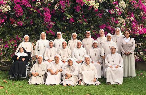 Santa Teresa rodeada por sus hermanas y seguidores en la actualidad