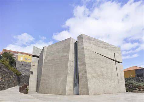 vista exterior iglesia volúmenes de hormigón en Las Chumberas