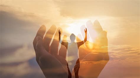 Imagen espiritual representando manos entregadas en servicio