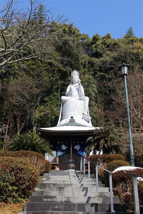 Escultura de la Kannon Maria ymemorias del culto oculto