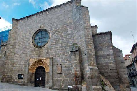 Fachada y torre mudéjar de la iglesia San Juan Bautista en Illueca