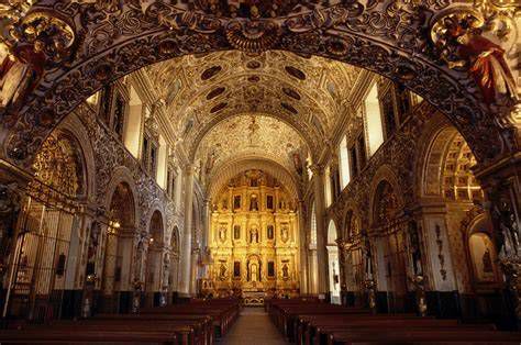 Interior de la iglesia con decoración barroca y yeserías mudéjares