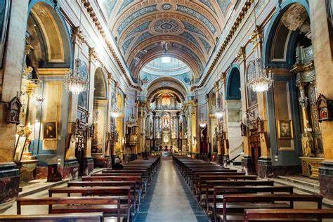 Fachada e interior de la Parroquia San Fernando (imagen histórica)