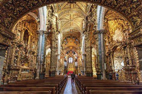 Interior barroco de la iglesia del Convento de San Juan de la Penitencia, con imágenes de Salzillo