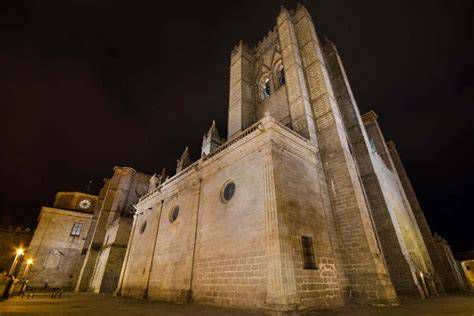 Vista nocturna de la Catedral de Ávila iluminada