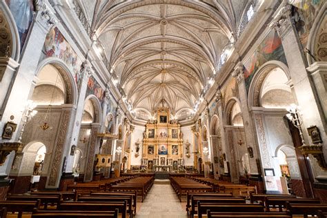 Interior de la iglesia parroquial de Nuestra Señora de la Asunción - nave y capilla del Rosario