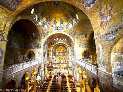Vista interior de la Catedral de San Marcos con mosaicos y cúpulas