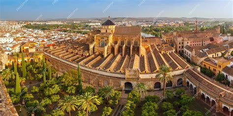 Vista aérea de la Mezquita-Catedral y la Torre-Campanario de Córdoba