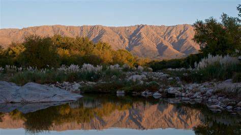 Vista panorámica de las Sierras Chicas y el río Dolores